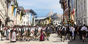Trachtengruppen marschieren in der Tölzer Marktstraße