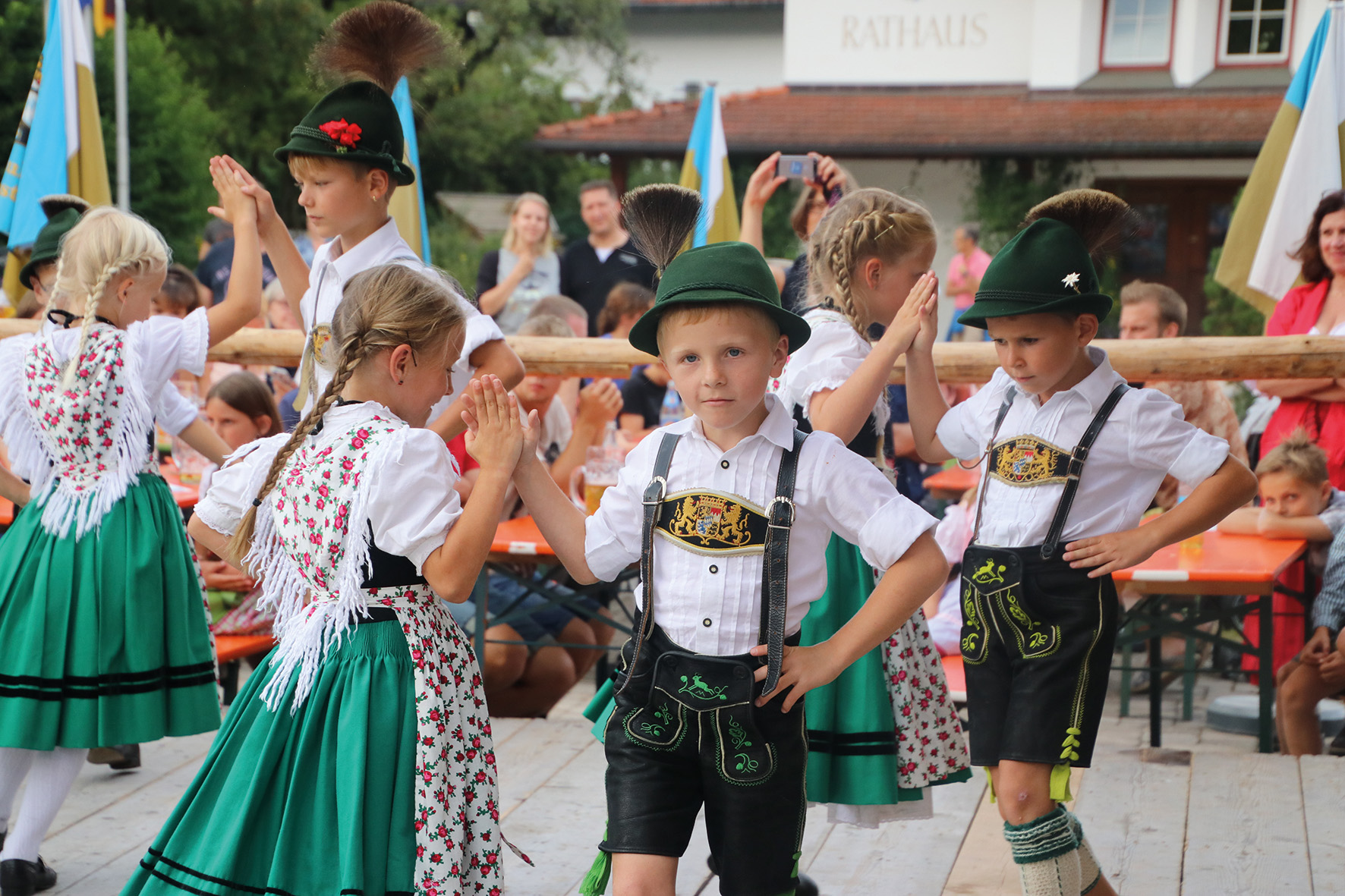 Dorffest mit tanzenden Kindern